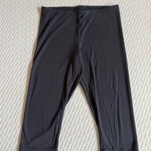 SKIMS Gray Cropped Capri Leggings